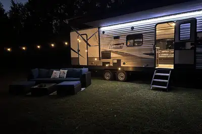 Image de Cozy 1-bedroom Rv on private stocked pond. Glamping in Greenville