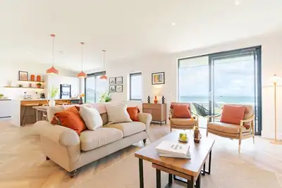 Image de The Lighthouse is an end of terrace four bedroomed seafront retreat with a hot tub and incredible vi