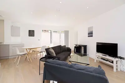 Image de Countryside Edge Flat - Split-level Tadworth flat