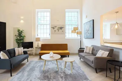 Image de Central Tadworth Terrace Flat - Split- level 2bdr