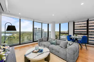 Image de Luxurious 2br w Panoramic Lake Views and Rooftop Spa