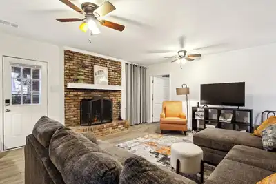 Image de Chic 1-Bedroom Retreat: Modern Comfort & Convenience for Your Next Stay! WiFi+Ac