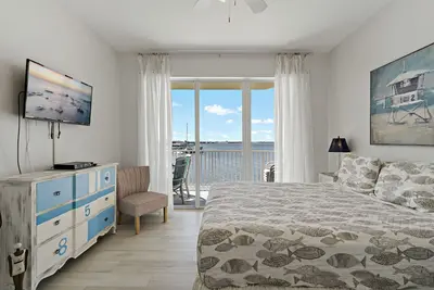 Image de 2 Bedroom Waterfront Condo in St Pete with Spectacular Views from Private Deck