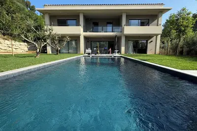 Image de Élégant Duplex neuf de 250 m² avec Jardin, Piscine et Spa, à deux pas du centre