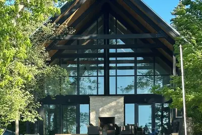 Image de Modern 5-Br home on Magician lake - space for family fun, swimming & sunsets
