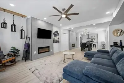 Image de Half Off on Selected Days Huge Pittsburgh Home Luxe Bed/Bath and Baths Sleeps 14