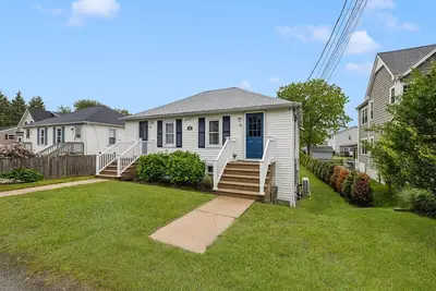 Image de 5 Minute Stroll to the Beach - 2 Br house in awesome Narragansett Ac