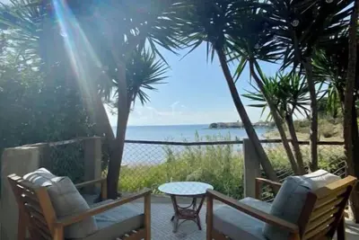 Image de Tiny House cosy avec terrasse et vue sur l’étang