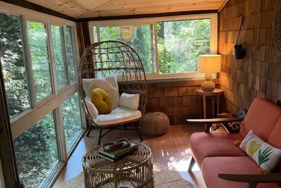 Image de Peaceful River Retreat – Vintage Cottage 2 Blocks from Russian River