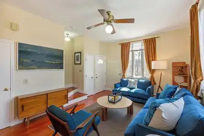 Image de East End Midcentury 2-bedroom townhome Large back deck + short walk to Bay Beach