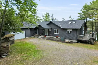 Image de Silver Lake, Muskoka. 400 ft lake frontage. Near Gravenhurst, Dogs allowed