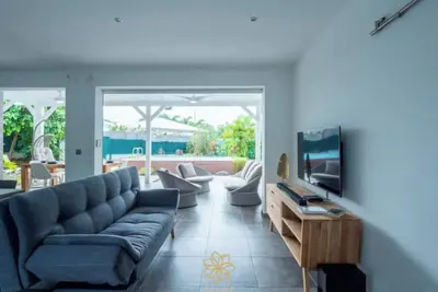 Image de Villa au Moule avec piscine, proche de tout, idéale pour couple, famille ou amis