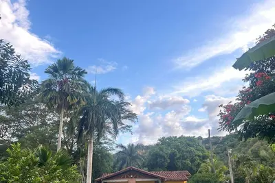 Finca Encanto! 😁🌴🦜☀️\nAcogedora, ideal para descansos cortos y larga estadía!