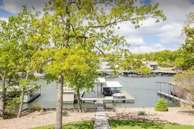 Image de Gentle lot and unbeatable location. No wake, deep water, big slip, and huge dock