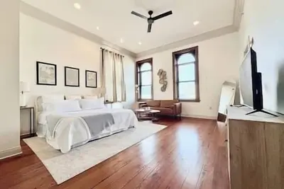 Image de Downtown Penthouse with Commercial Kitchen & Gated Parking Sleeps 6