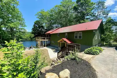 Image de New Listing - On The Lake! Charming Chic Home, 6 bed. \nSleeps 15, Pet-friendly!