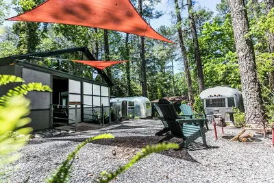 Image de Airstream Retreat • Common House • 15 Min To Airport • Gda 2025 Winner