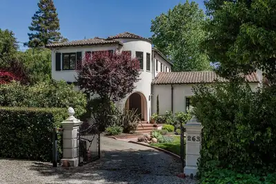 Image de Luxurious designer home, walkable to downtown Bur & Sm, heart of Silicon Valley