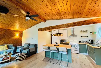 Image de Year-Round Cottage/Minutes to the Beach/Fishing/Treed Yard/Seasonal Town Events