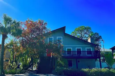 Image de Luxe 4br 2. 5b Treetop Beach Escape Sleeps 10 Near #1 Beaches & Downtown St. Pete