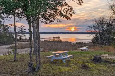 Image de Charming Pet Friendly 4-bedroom river view home with grill, in lovely Weems!