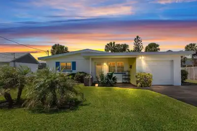 Image de Perfect beachside bungalow vacation for Snowbirds, family, or professional.