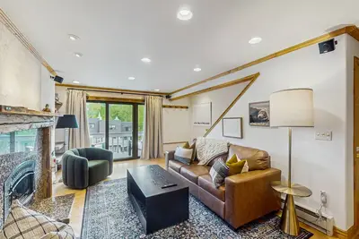 Image de Conveniently located condo w/ full kitchen, W/D & balcony with great views