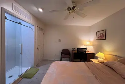 Image de Queen-sized Bed Room at Metrotown with full bathroom. Couple-Friendly