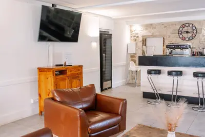 Image de Propriété en pierres au bord de l'eau, piscine privée