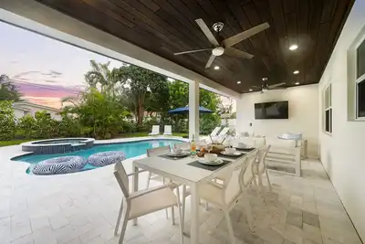 Image de Pool, Spa, Swingset • 10 min to Atlantic Ave!