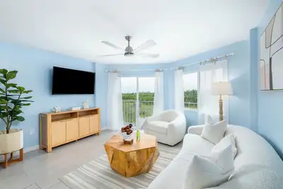 Image de Oceanfront 2br/2ba Remodeled Condo  King + Bunk Room Balcony Views