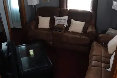 Image de Charming, Spacious 3 bedroom house W/ WiFi, Ac in Geneva -Hot Tub - Outside Bar