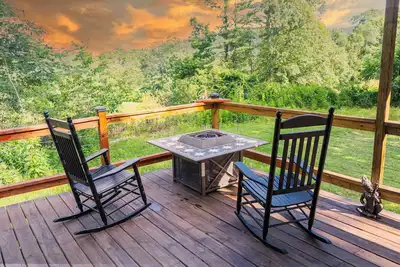 Image de Remodeled Humpback Mountain 3-bedroom Cabin near Linville Falls