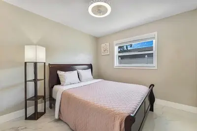 Image de 3/2 Cozy & Stylish Poolside Home