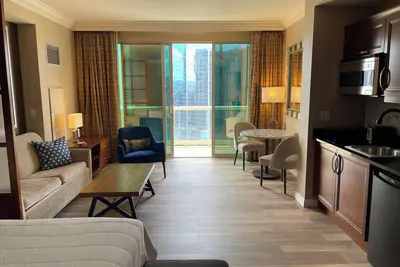 Image de Updated Strip View Studio Suite w/Balcony