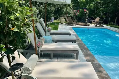 Image de Elegant Retreat With Pool, Screened Porch Just Steps From Shops, Dining & Fun!