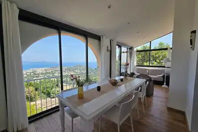 Image de Maison climatisé avec vue mer spectaculaire, 2 chambres, jardin, piscine.