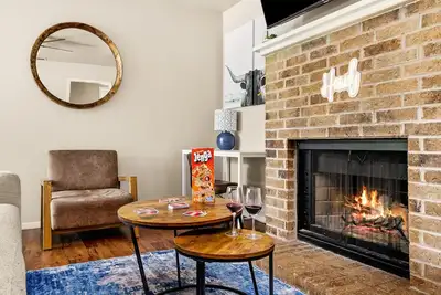 Image de Serene SoCo Escape — Walk to Cafes + Free Parking/In-Unit Laundry!