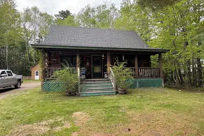 Image de 3-bedroom cabin in heart of Greenville, with WiFi, just 3 minute walk to Lake!