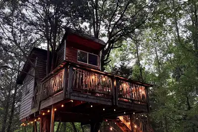 Image de Marlowe Treehouse - Surrounded by nature in Eufaula, Ok