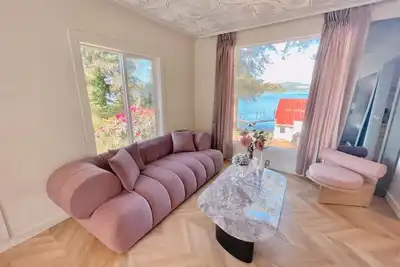Image de Romantic Cabin on the Lake with a Waterfront View - Stay at the Lavender Loft