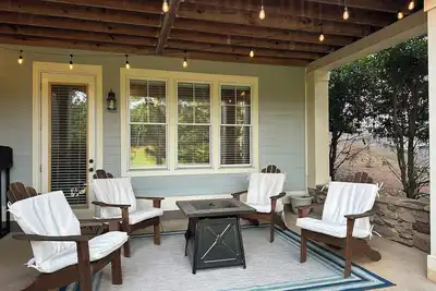 Image de Designer inspired 4-bedroom cottage inside the Landing at Reynolds