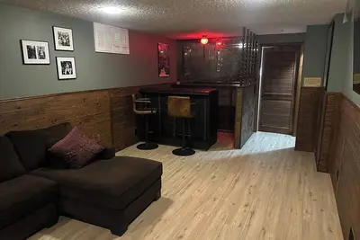 Image de Family Friendly Home Min to Zoo, I80, Large Porch, Off Street Parking, Sleeps 8+