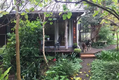 Image de The Bale. Cosy cabin set amongst lush gardens in the Hunter Valley.