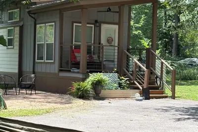 Image de Charming Tiny Home in Conroe with huge patio +grill & lots of green space.