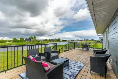 Image de New waterfront- 5 bedroom home