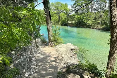 Image de Adorable, Cabin just Steps away From the Crystal Clear Frio River