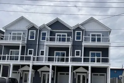 Image de Life is better at the Beach! Spacious, new construction 4 Br end unit townhome