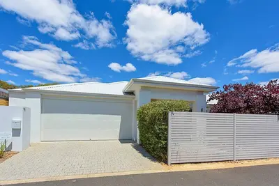 Image de The White House - Geographe - Coastal Comfort Just Steps from the Shore