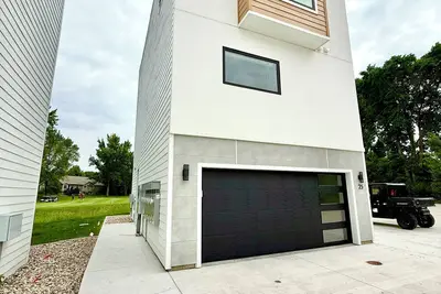 Image de Modern 3-Story Condo Across from Arnold’s Park – Walk to Fun, Lake, & Dining!